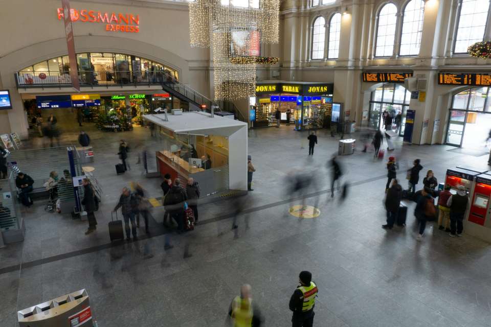 Bahnhof mit vielen Passagieren