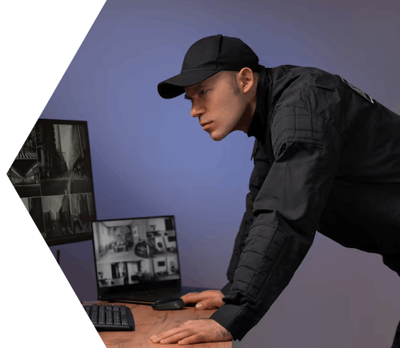 Mann am Computer in Schwarz