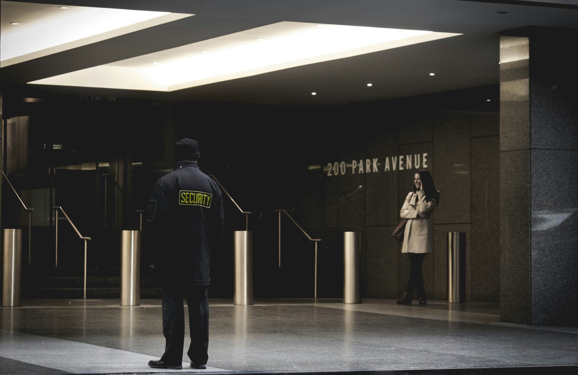 Sicherheitsbeamter vor Gebäude