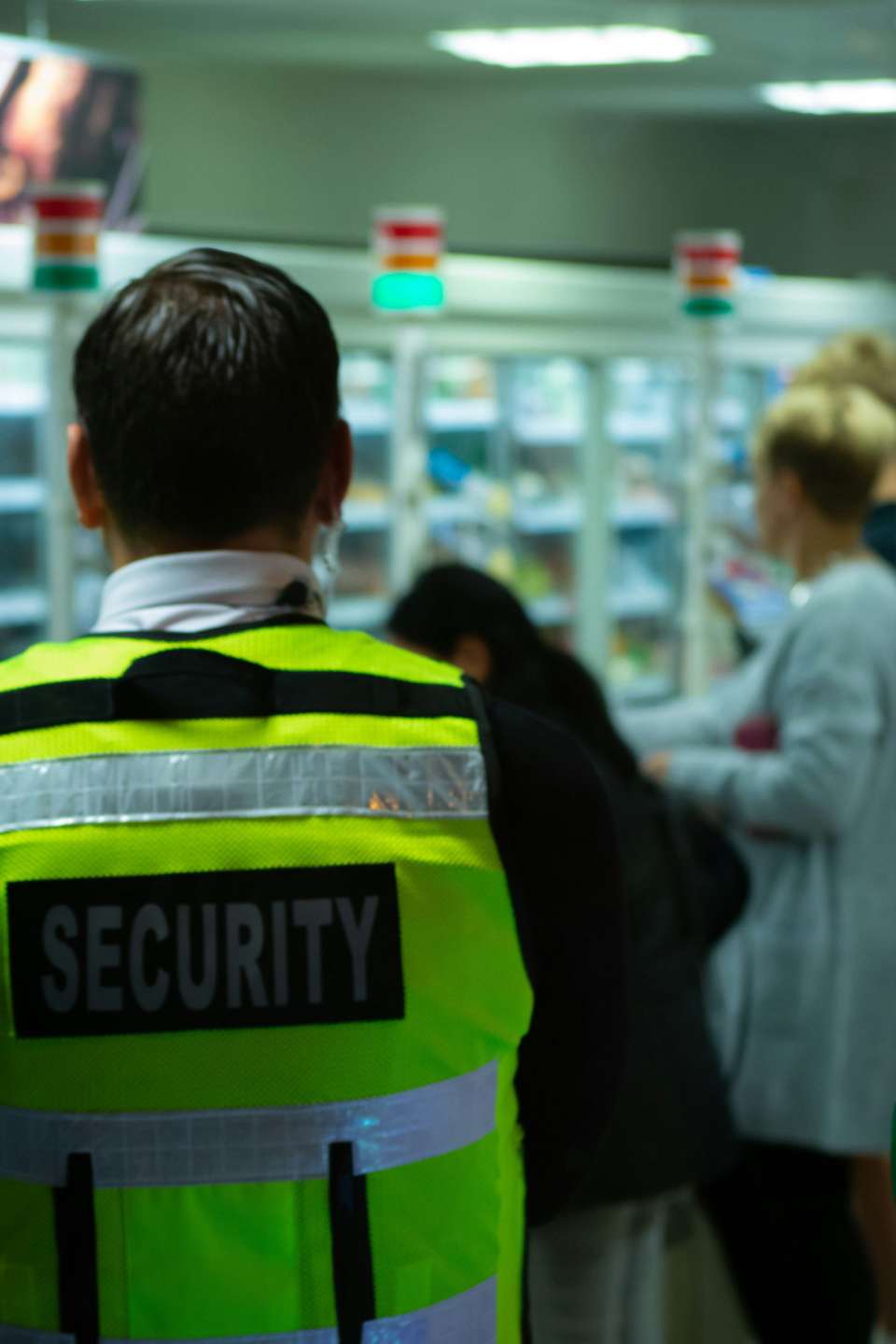 Sicherheitsmitarbeiter überwacht Personen